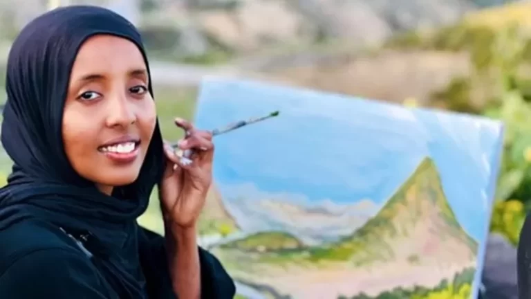 Somali girl discovered art by overcoming cultural obstacles and honored in the art of Somalia